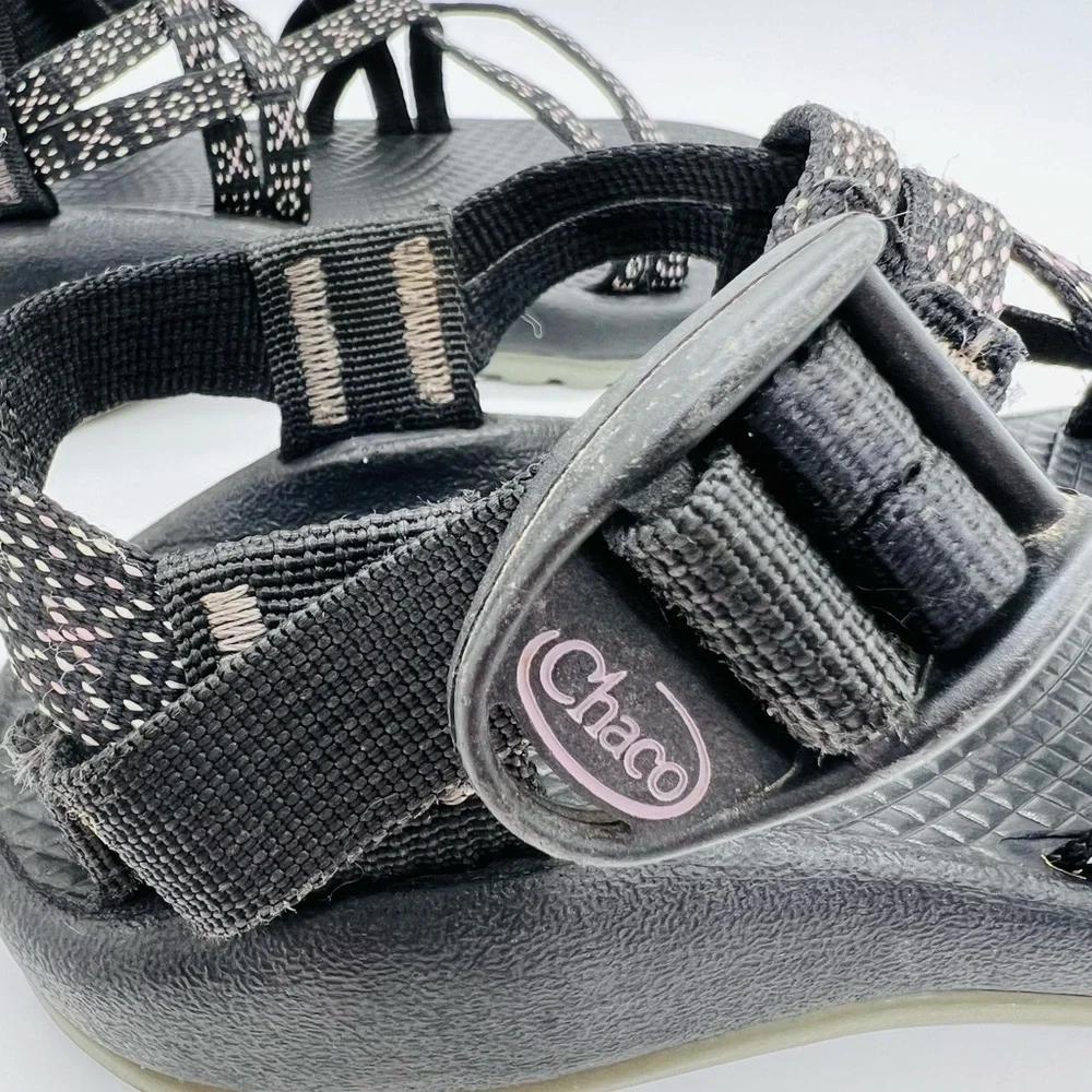 CHACO GIRLS BLACK AND WHITE STRAPPY SANDALS SIZE 1